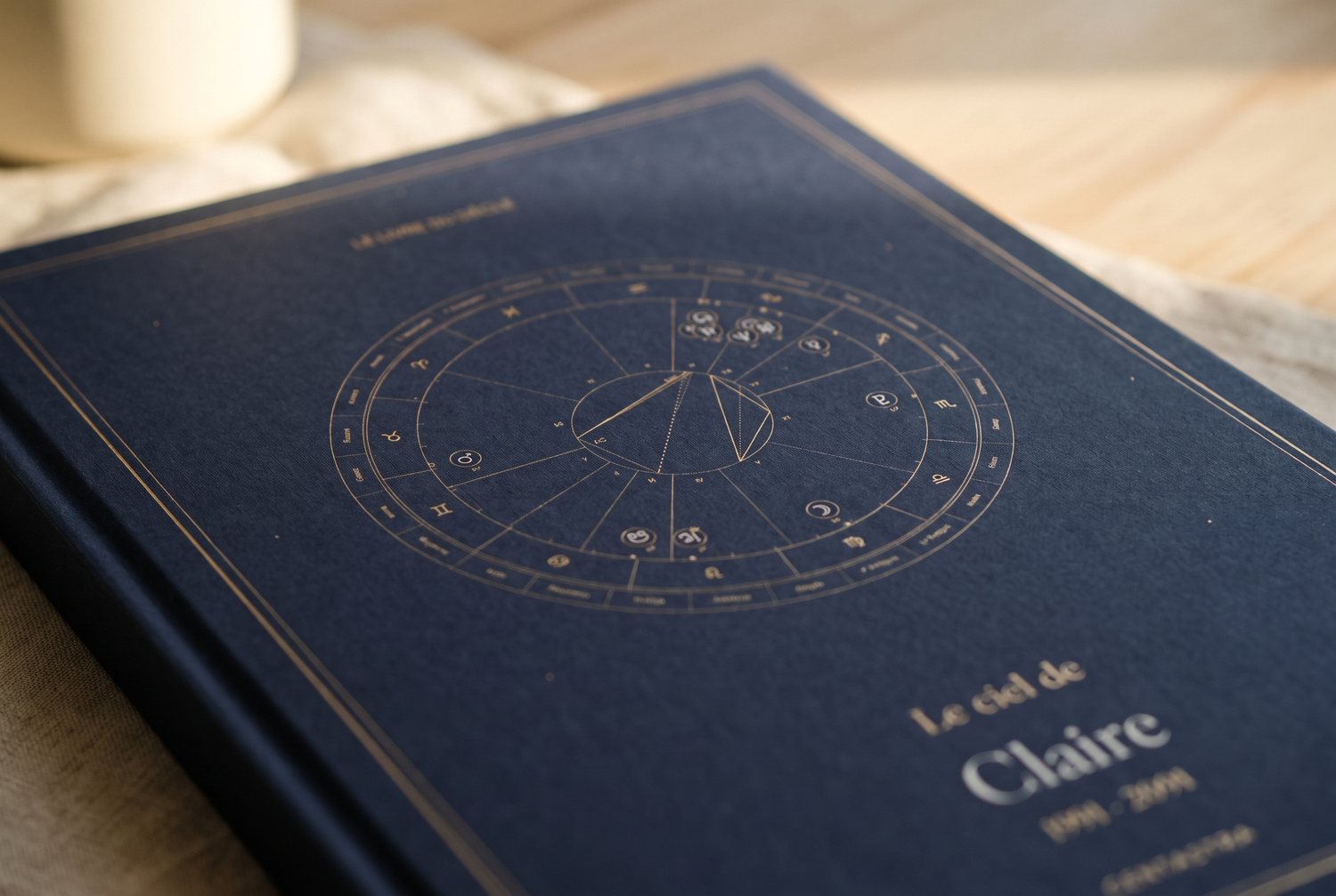 Gros plan sur la couverture bleu nuit et sa carte céleste dorée.